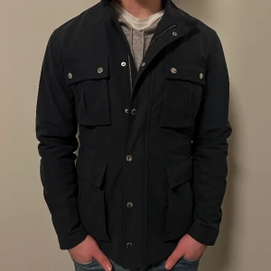 Field jacka  -  Tjena, säljer nu denna skit snygga fieldjacka från Selected Homme | Storleken är M | Färgen är mörkblå och skicket är 9/10 | Modellen är ca 181 cm | Hör gärna av dig vid minsta lilla fundering 😊 