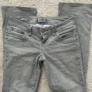 Grå ltb jeans - Jag säljer mina super coola och eftertraktade gråa ltb jeans!⭐️ Modellen heter valerie och dom är lågmidjade och flare! Skriv för fler bilder!🤍