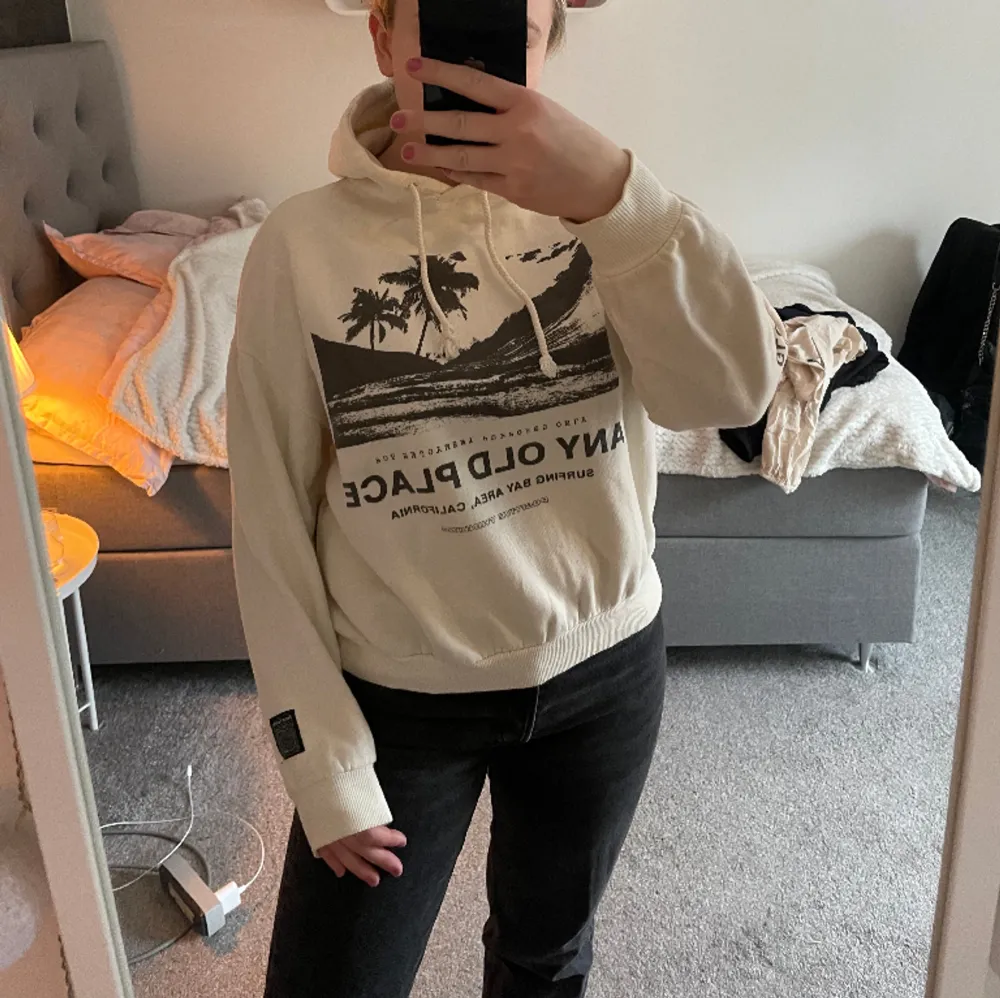 Säljer denna fina hoodie från Pull&Bear 💘. Hoodies.