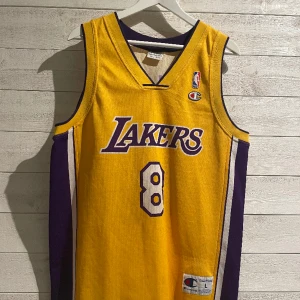 Kobe jersey - Hej, säljer nu detta authentic kobe linnet från säsongen 00. fortfarande i gott skick och i storlek L. Hör gärna av er vid intresse!!