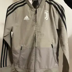Beige/grå Juventus tröja i barnstorlek 140. Ganska bra skick (6/10), lite nopprig. 