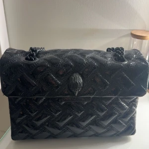 Kurt geiger väska  - Kurt geiger väska i bra skick. Köpt förra vintern. Köparen står för frakten. Dustbag medskickas.