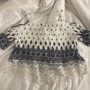 Blus - Super söt sommarblus från H&M. Passat bra till sommarn. Storlek S, lägg prisförslag!