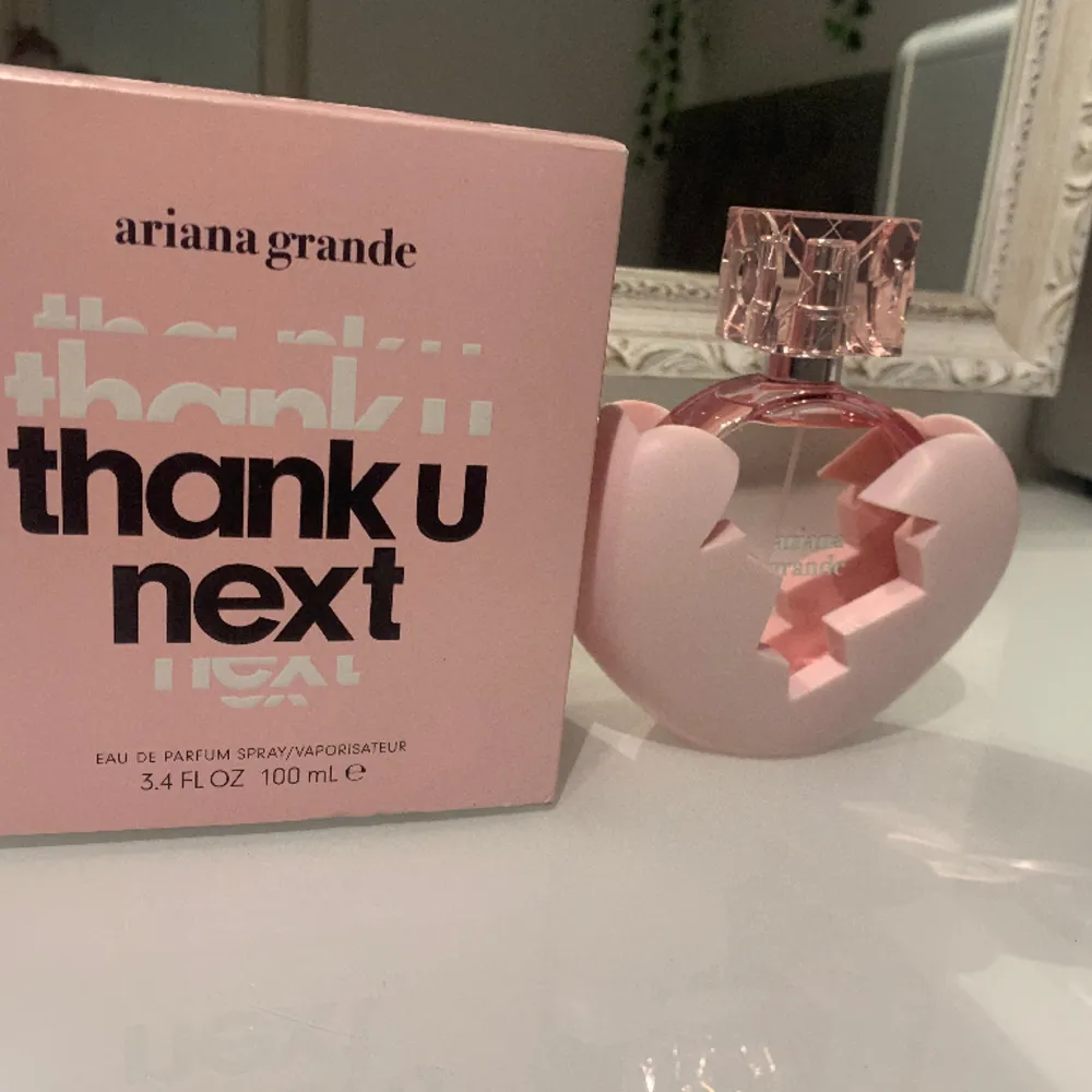 Ariana grande thank you next parfym jag endast test sprutat. Doften passar inte mig därför säljer jag. Flaskan är 100ml och jag köpte för 700kr  Pris går att duskutera . Övrigt.