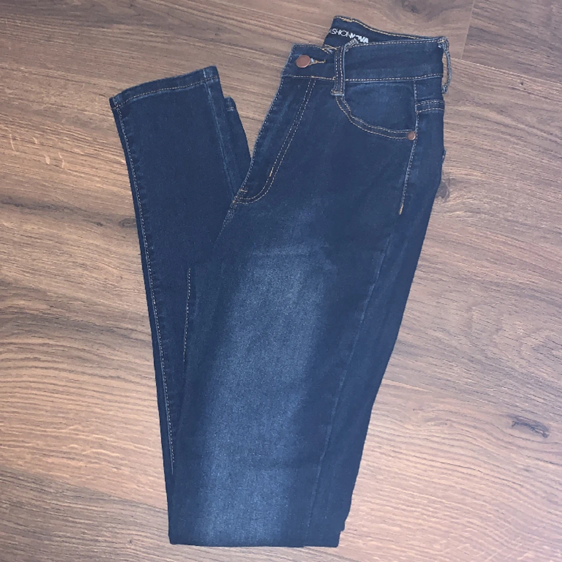 Högmidjade jeans - Fashionnova