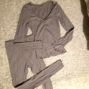 Gulligt sett - Superfint sett med långärmad tröja och tights. Storlek xs på båda delarna (bortklippt lapp på tröjan). Det sitter snyggt på och är i bra skick 💓
