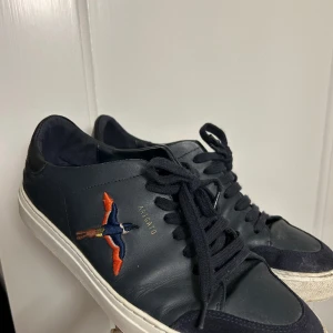 Arigato Clean 90 sneakers - Ett par Arigato Clean 90 Sneaker Navy Leather som är använda vid fåtal tillfällen. Ordinarie pris: 2500kr