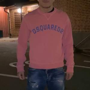 Säljer en sällsynt Dsquared2 sweatshirt i storlek S! Färgen på tröjan är rosa vilket gör att du lär sticka ut bland dina vänner. Bilder på tags kan skickas vid behov.  Lapparna inuti har färgat av sig till rosa annars inga andra problem! 