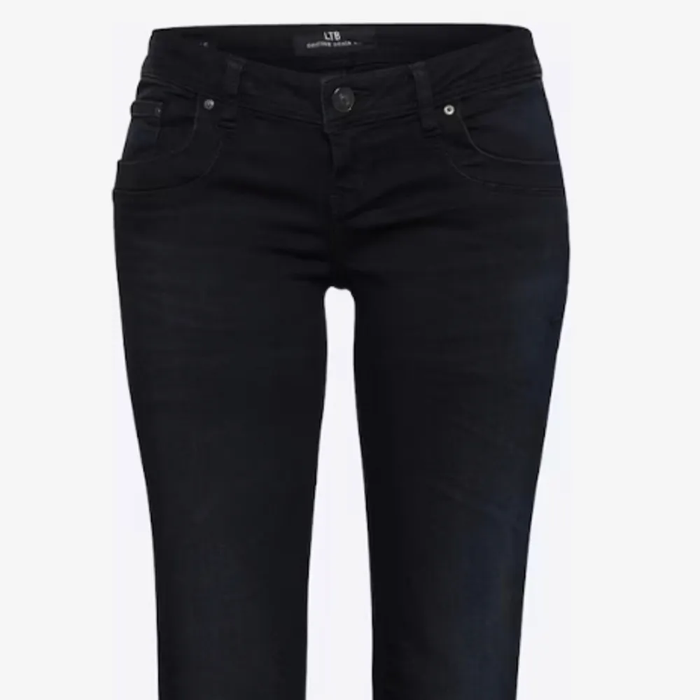 Svarta ltb jeans i modellen valerie. Knappt använda då jag har så många andra jeans. Dom är i gott skick och super snygga. Sitter som en smäck. Postar redan dagen man köper jeansen🩷(pris kan diskuteras). Jeans & Byxor.