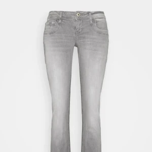 Ltb jeans - Lågmidjade ltb jeans strl 26/30 oanvänt skick fråga om du har någon fundering💕💕💕