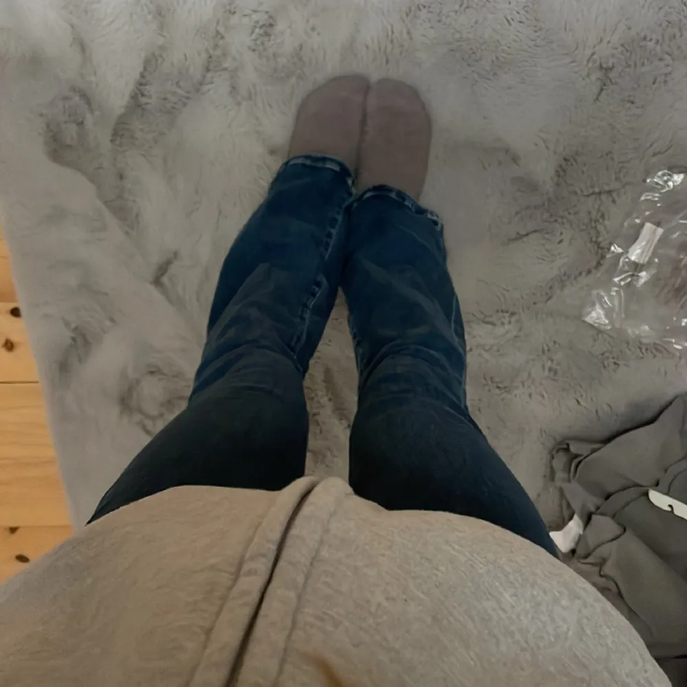  blå fina bootcut jeans ifrån bikbok. Aldrig använda och i jätte fint skick. Köpta för 800kr. Jeans & Byxor.