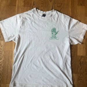 Brain Dead tee - Bought at ettresex for 800. Size S fits M. Banger, small hole that’s not visible.