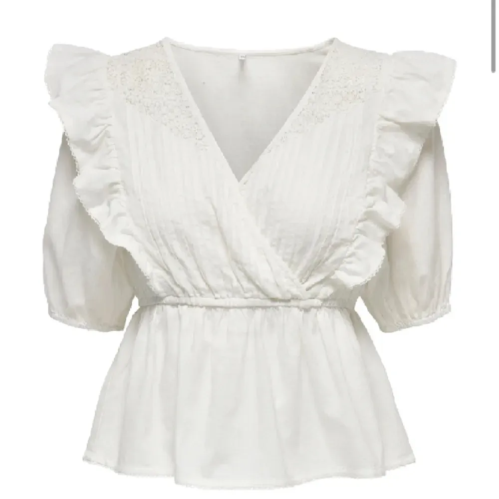 Säljer denna söta vita blusen som inte kommit till användning.  Nypris 399kr, säljer för 200kr + frakt. Blusar.