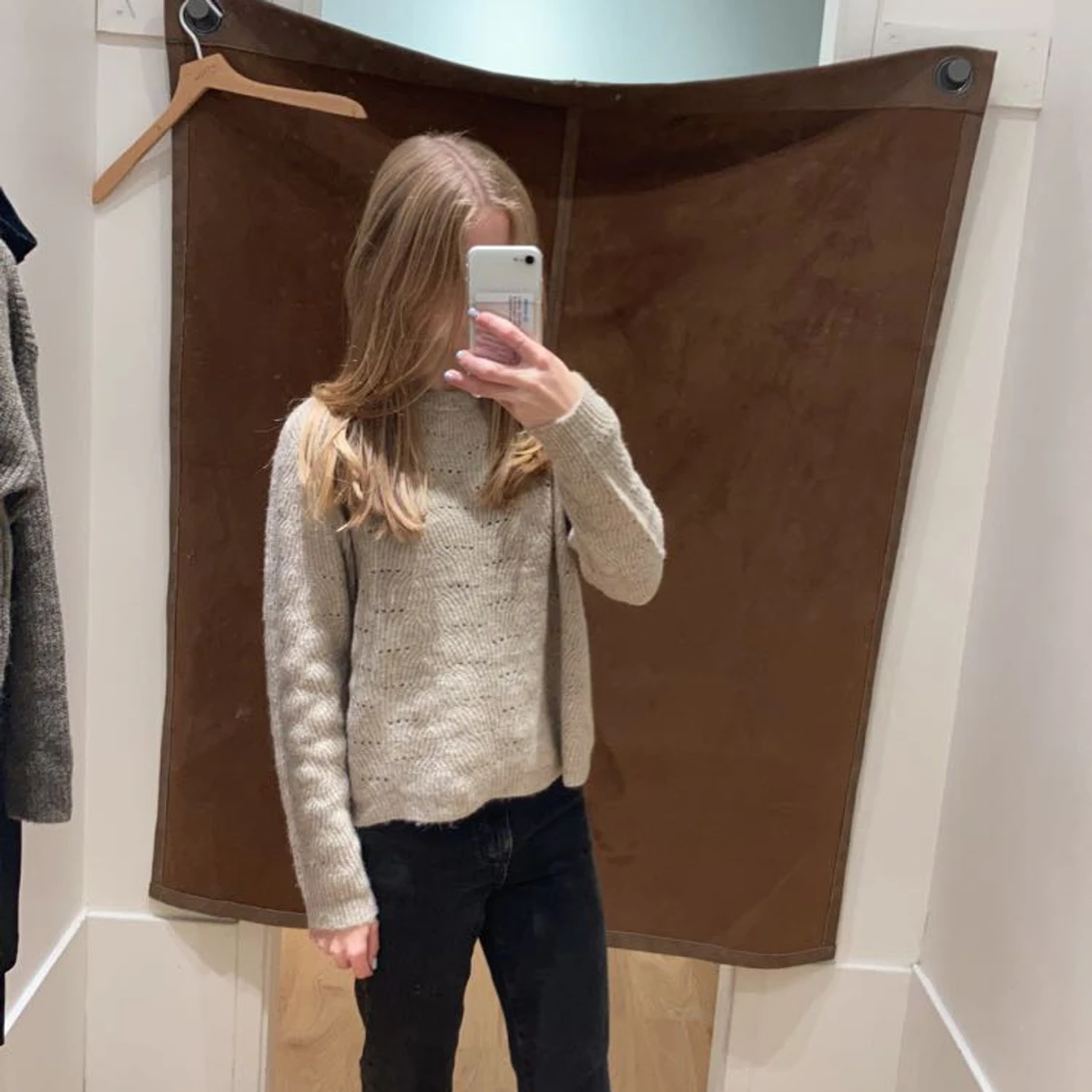 Intressekoll på denna fina stickade tröjan. 