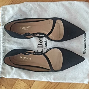 Svarta mocka ballerinaskor L.K Bennett - Svarta mocka ballerinaskor med rem över foten och spetsig tå. I väldigt bra skick. Köptes 2022. Har bara använts ett par gånger. Nypris var SEK1800