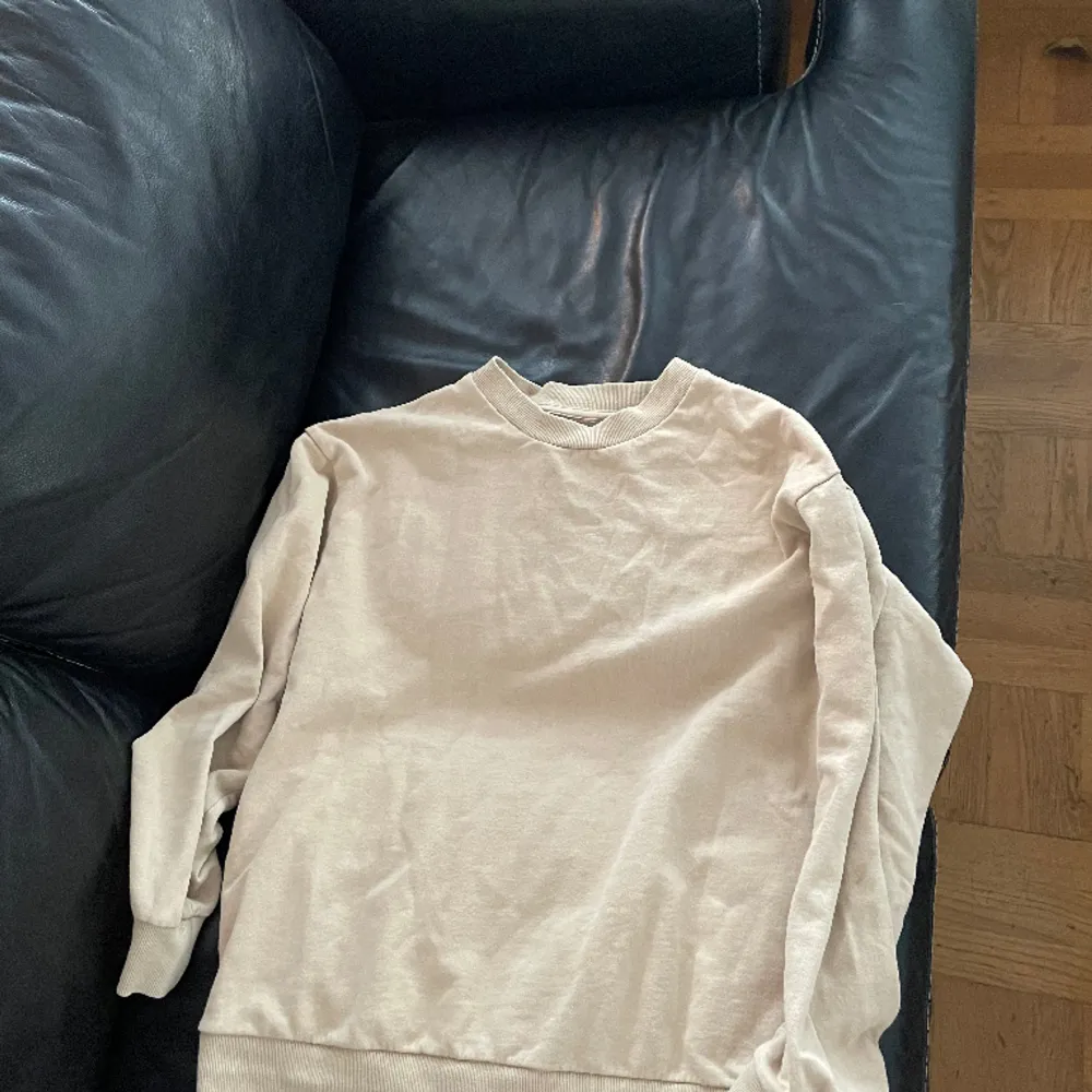 Beige sweatshirt från lager 157 i storlek S (stor passform). Tröjor & Koftor.