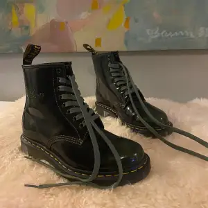 Oanvända Dr martens x The Clash. Svarta med skiftar mot grönt på tån. 