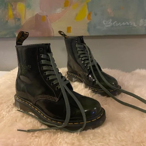 Oanvända Dr martens - Oanvända Dr martens x The Clash. Svarta med skiftar mot grönt på tån. 