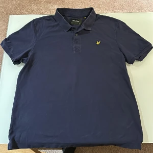Lyle & Scott, Piké tröja, mörkblå xxl  - Fräsch, fin, lite använd xxl pikétröja från Lyle & scott . 50 cm över axlarna , 72 cm lång