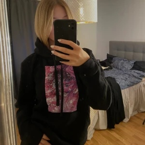 Hoodie med tryck - En svart hoodie med fint tryck från Thecoolelephant. Storlek XS. Nypris: 599kr Mitt pris: 150kr. 