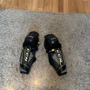 Ett par CCM TACKS hockey/bandy- benskydd som är i väldigt bra skick. 