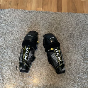 Ccm benskydd  - Ett par CCM TACKS hockey/bandy- benskydd som är i väldigt bra skick. 