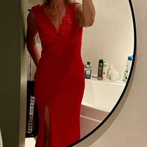 Vacker röd festklänning stl 36 - Fantastisk festklänning med sprund, stl 36 Nyskick, använd en gång.