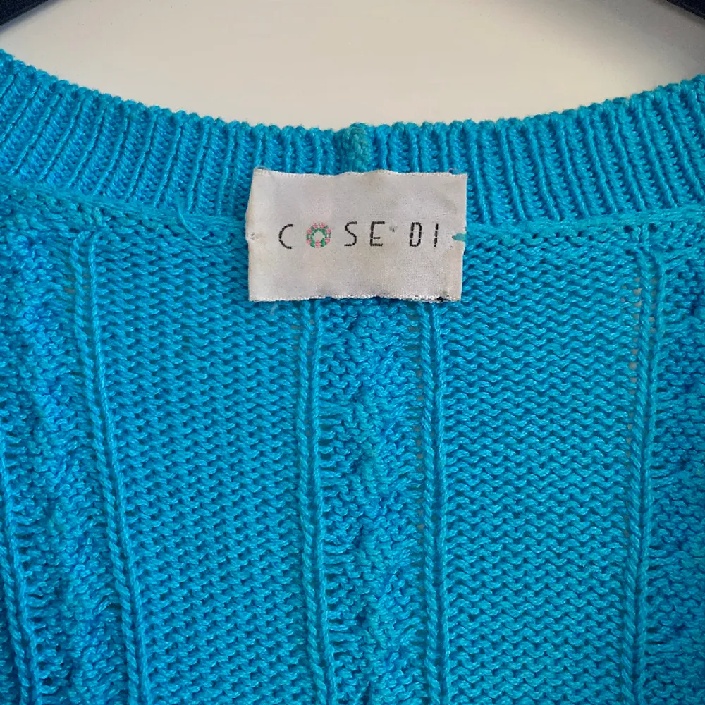 Loose fit kofta i fin blå färg strl S. Har fina knappar och från märket Cose Di. . Tröjor & Koftor.