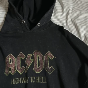 Hoodie AC/DC - Hoodie från PULL&BEAR med tryck. Storlek L. Oversize Passform. Använd cirka 3 gånger. Inga fläckar eller skador. 🖤Snören saknas.