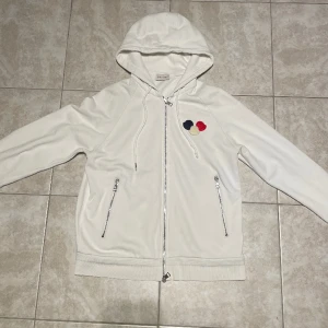 Vit moncler hoodie - Storlek M Ett trasigt snöre 
