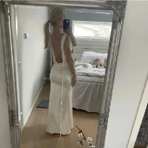 Klänning - Hej! Säljer denna jätte fina champagne färgade klänning som jag köpte här på Plick, tänkte ha den som balklänning men har hittat en annan💞 OBS lånade bilder!