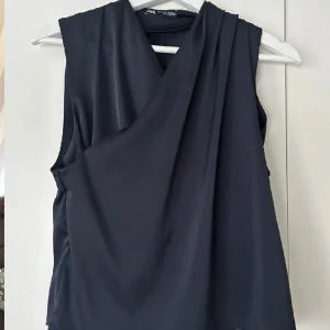 Zara topp  - Säljer denna nya topp ifrån zara storlek xs! Super fin och går att justera i fram och man vill ha den mer öppen 