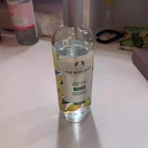 Mango bodymist 🥭 body shop  - En ytterst lite andvänd body mist från body shop💕en fruktig och somrig doft😍❤️