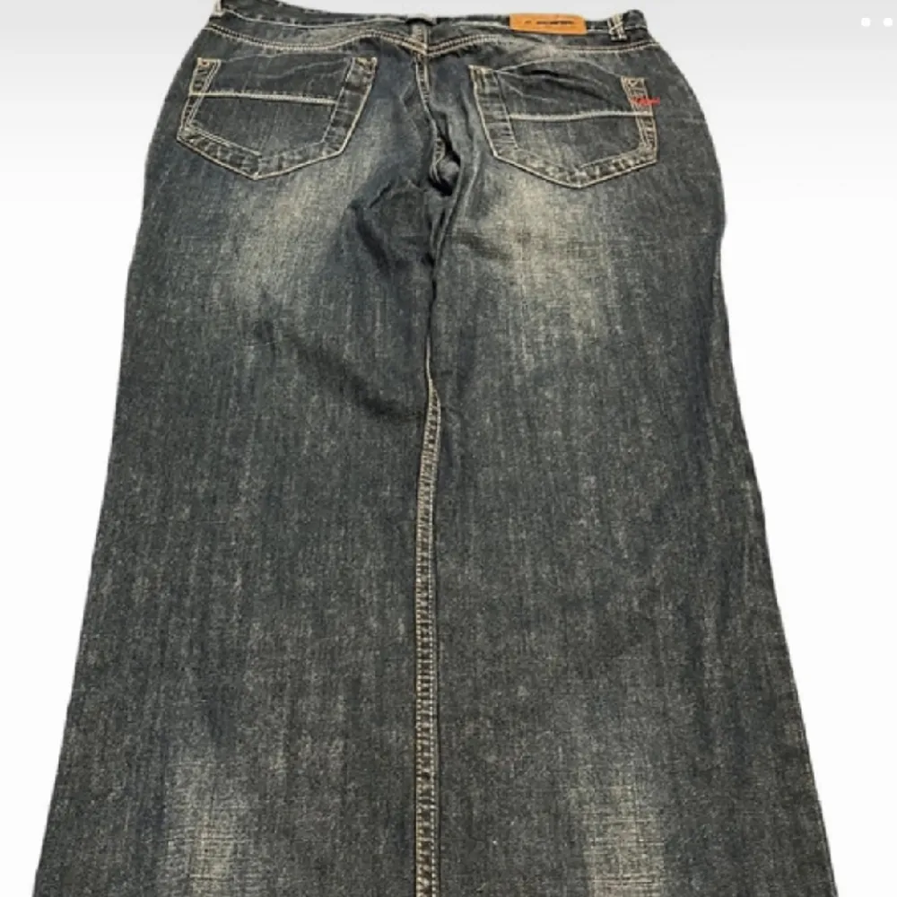 Skit snygga jeans! Säljer eftersom att de e för små för mig. Storlek: 34 waist. Väldigt bra skick då inget är trasigt och kan inte se några defekter. . Jeans & Byxor.