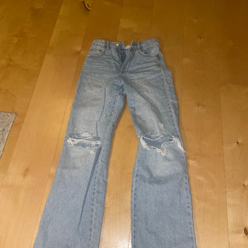 Jeans med hål på knäna. Fint skick o använda få gånger. Gillar verkligen men tyvärr alldeles för små i midjan för mig . Farkut & Housut.