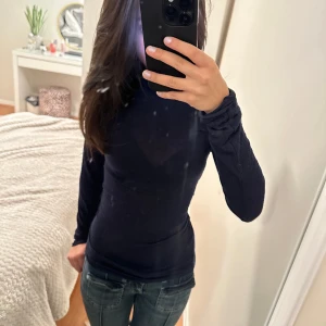 Intimissimi tröja  - Intimissimi tröja, super fin och kommer inte till användning❤️Den har ett litet hål  vid ena ärmen (bild på tredje bilden) Men inget man tänker på❤️ Skriv via frågor❤️