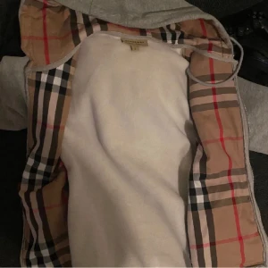 Burberry Zip - Burberry zip i fint skick. Använd fåtal gånger.