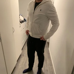 Vit Ralph Lauren zip tröja - Riktigt snygg ralph lauren tröja den är i condition 7/10 Den är lite sliten i ärmarna inget som syns så men det känner man att den är lite stor där  Tröjan är i storlek M  Modellen är 182 och väger 90kg kan gå ner i pris vid snabb affär
