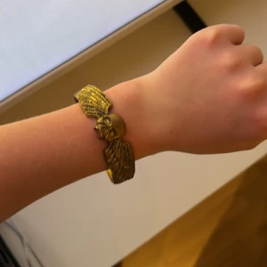 Dödskalle armband  - Säljer då den inte kommer till användning, har använt den 1 gång så den är i nyskick. Armbandet är rostfritt! Jag köpte den utomlands för 399kr men säljer för 129kr, vid snabbt köp kan jag gå ner till 100kr. Den går även att justera där bak!