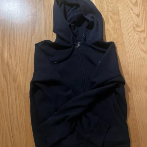 Ralph lauren zip - En riktigt snygg Ralph lauren zip i storlek M. Tröjan är i ett väldigt bra skick och har inga skador eller liknande!