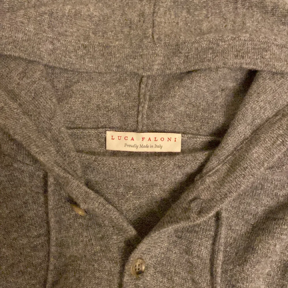 Hej säljer nu denna nästan helt nya Luca Faloni tröja som är gjord i 100% cashmere. Den är i sthlk L och är därför lite för stor för mig. Nypris på tröjan ligger på exakt 4000:- Mitt pris 1999:- och tröjan är använd 2 gånger. Hör av er vid frågor!. Hoodies.