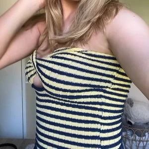 Off-shoulder topp - Gullig topp som aldrig kommit till användning, osäker på storleken eftersom det inte finns en lapp men skulle säga S/M 🙌🏼❣️❣️