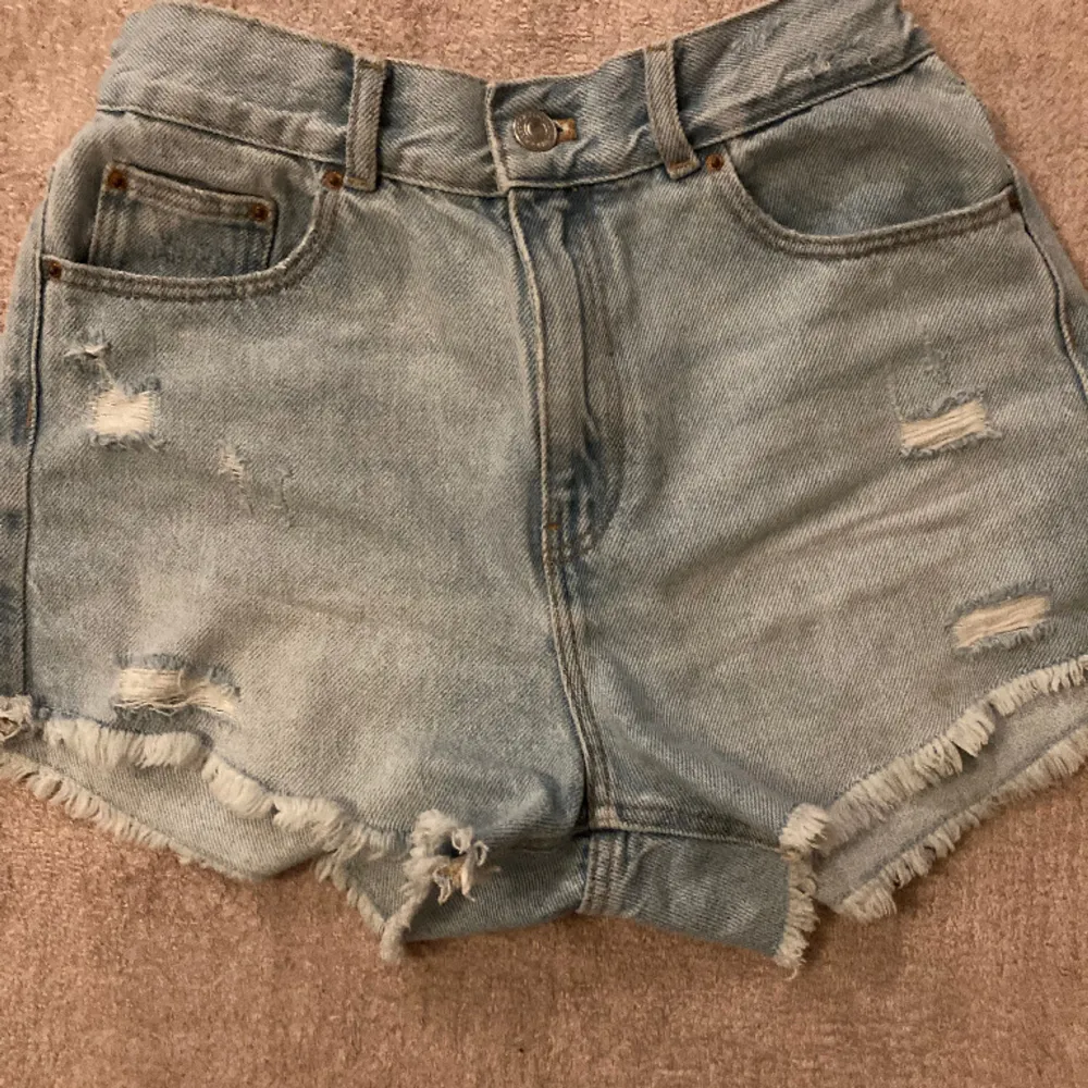 Gulliga jeans shorts från Zara. Otroligt fint skick som jag inte fått användning till😍. Shorts.