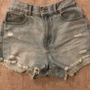 Gulliga jeans shorts från Zara. Otroligt fint skick som jag inte fått användning till😍