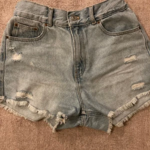 Zara Shorts - Gulliga jeans shorts från Zara. Otroligt fint skick som jag inte fått användning till😍