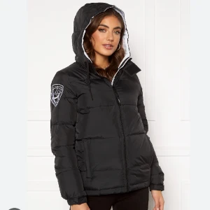 D.brand jacka - Säljer denna supersnygga dunjackan som är aldrig använd. I nyskick och mycket bekväm.