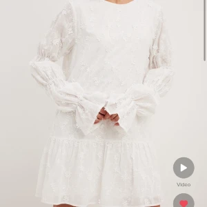 Slutsåld vit klänning nakd - lägger ut den igen då det blev fel med förra, jag säljer den här klänningen i både 34 och 38 men har enskilda annonser för dem! det här är 38! nypris 699, aldrig använd med lappen kvar💞💞