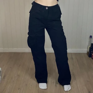 Cargobyxor - Snygga svarta cargobyxor från bershka i storlek 34. Använda men fortfarande i bra skick. 🎀