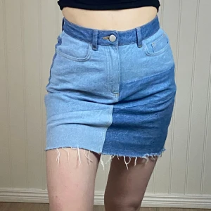 Jeanskjol - Jeanskjol i storlek 34 från nakd. Använd men fortfarande i bra skick. Har sytt in midjan en aning för bättre passform, går att sprätta upp om man skulle vilja det. 🎀