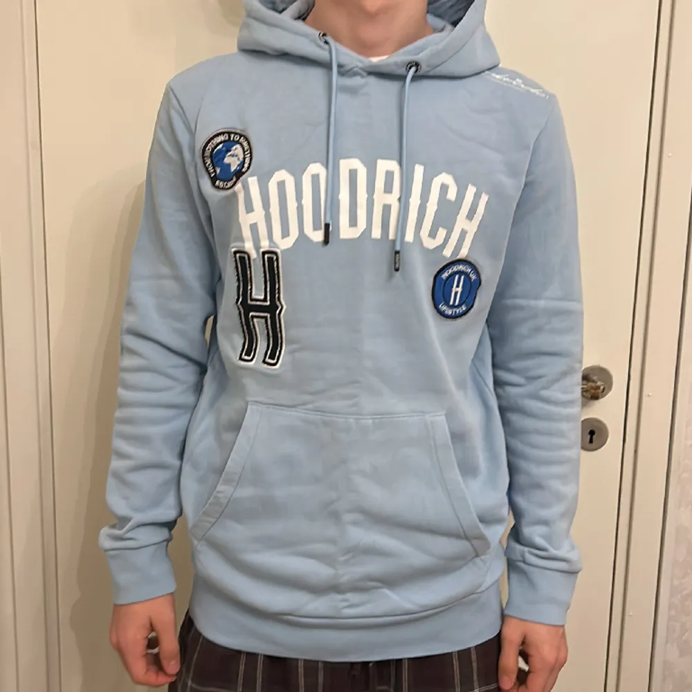 Riktigt bra skick på denna hoddien, inga fläckar storlek M. Modellen på bilden är 179 cm och den sitter riktigt bra. Hoodies.